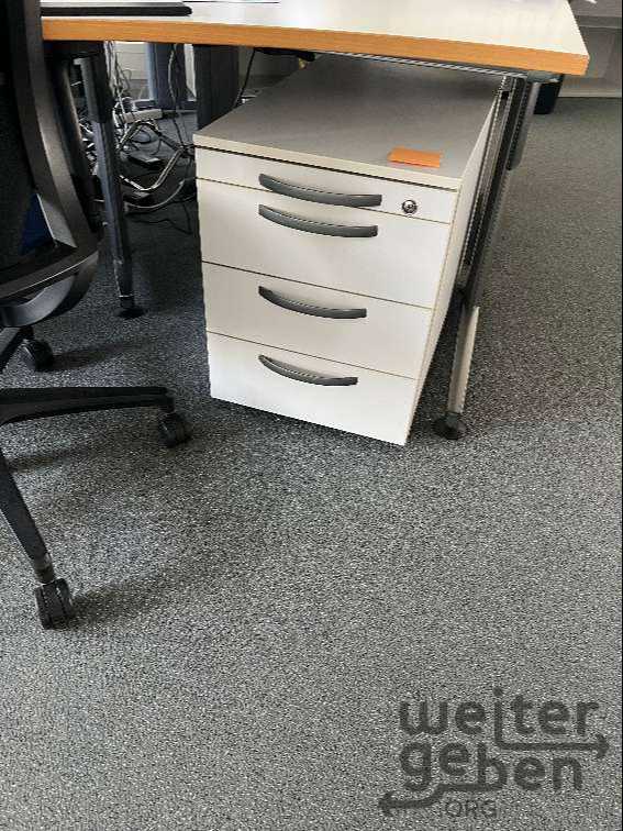 verschiedene Büromöbel in Wiesbaden